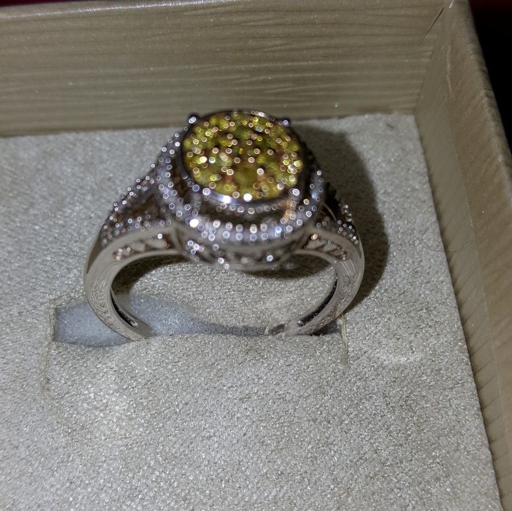 Round White Diamond & Sun Glo Yellow Diamond